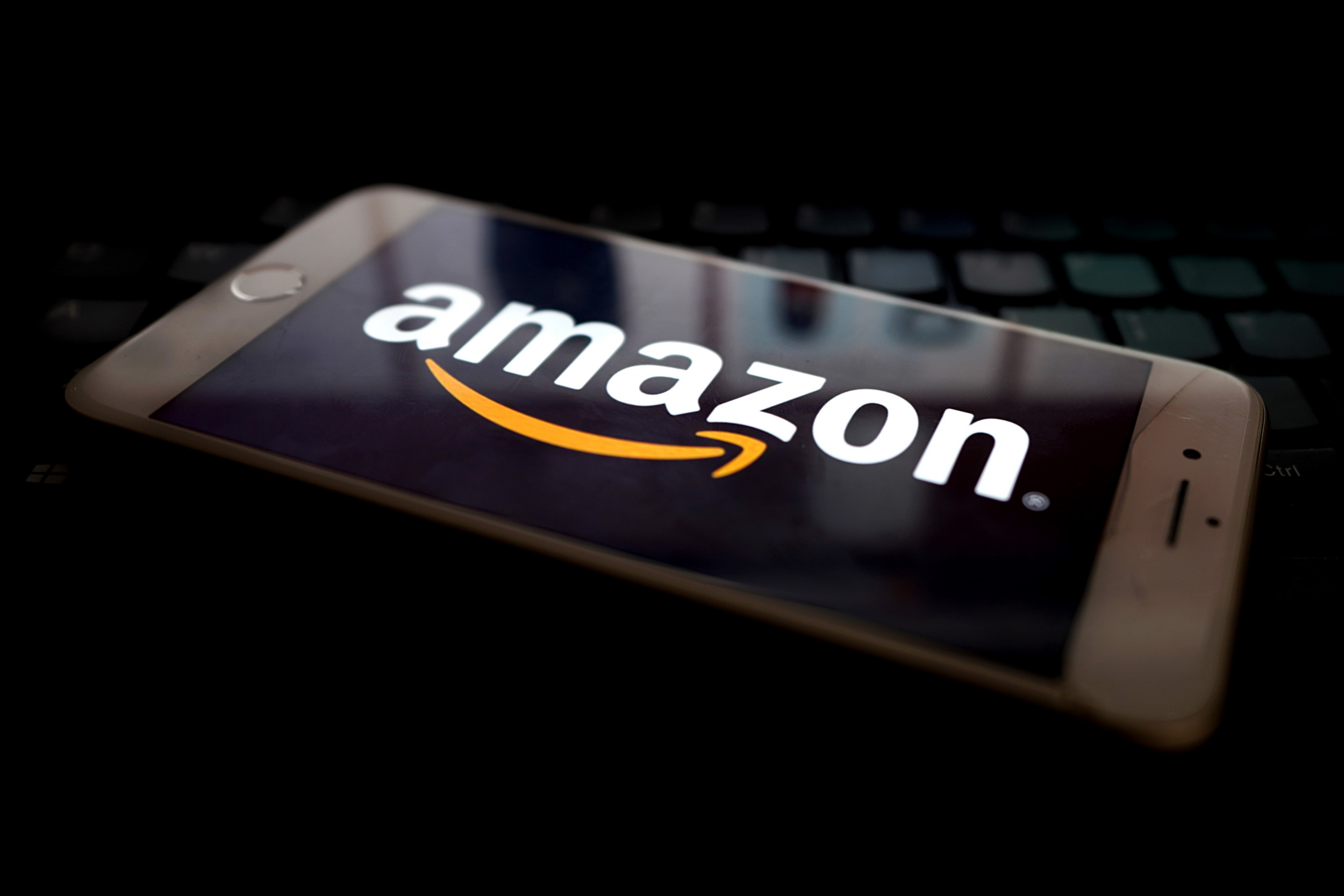 Riskantní sázka společnosti Amazon: Je cena akcií e-commerce giganta příliš vysoká?