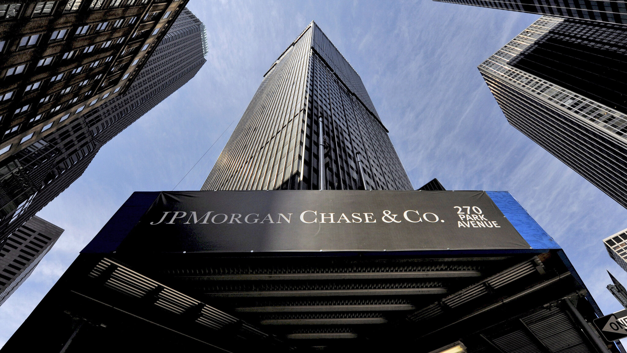 Stratégové JPMorgan vidí propad amerických akcií v první polovině roku 2023