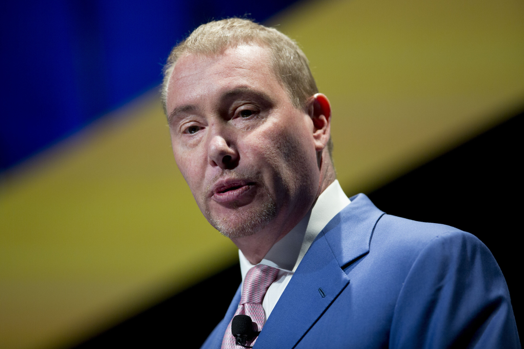 Jeffrey Gundlach říká, že “ výrazně“ upřednostňuje neamerické akcie, trh s dluhopisy označuje za „vzrušující“