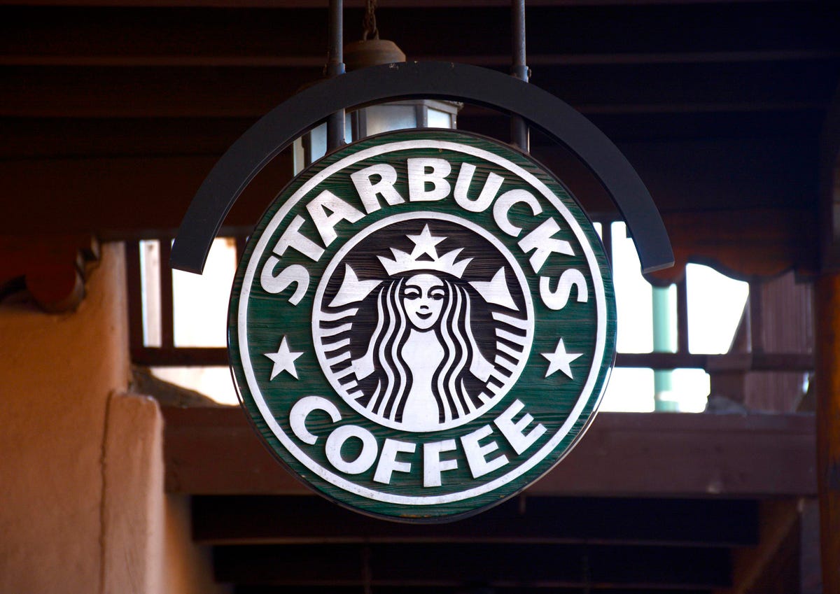 Starbucks by mohl překonat zisk, ale všechny oči se upírají k orientaci a Číně