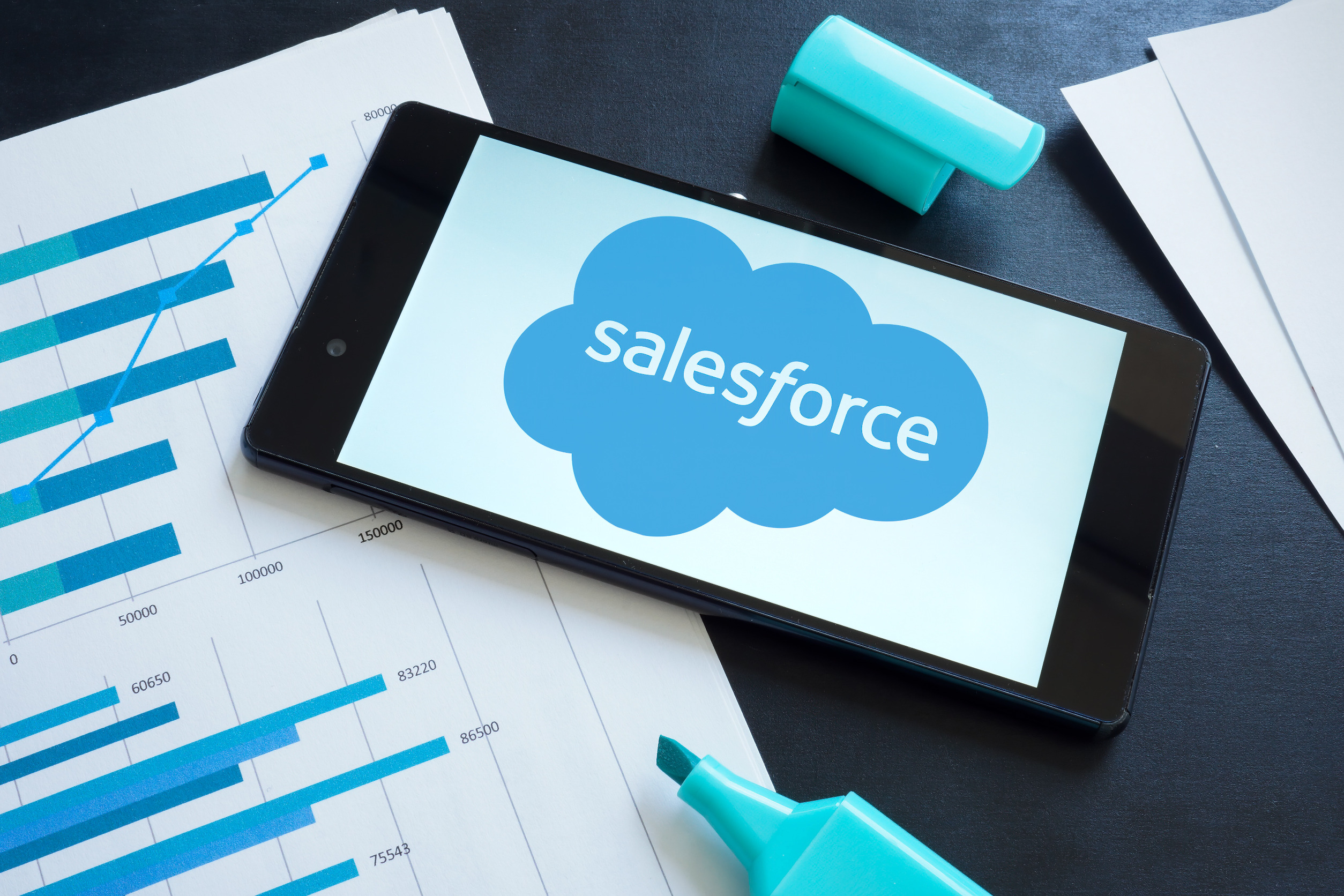 Salesforce předpovídá vyšší zisky, ale přichází o dalšího spoluředitele – je čas prodávat akcie?