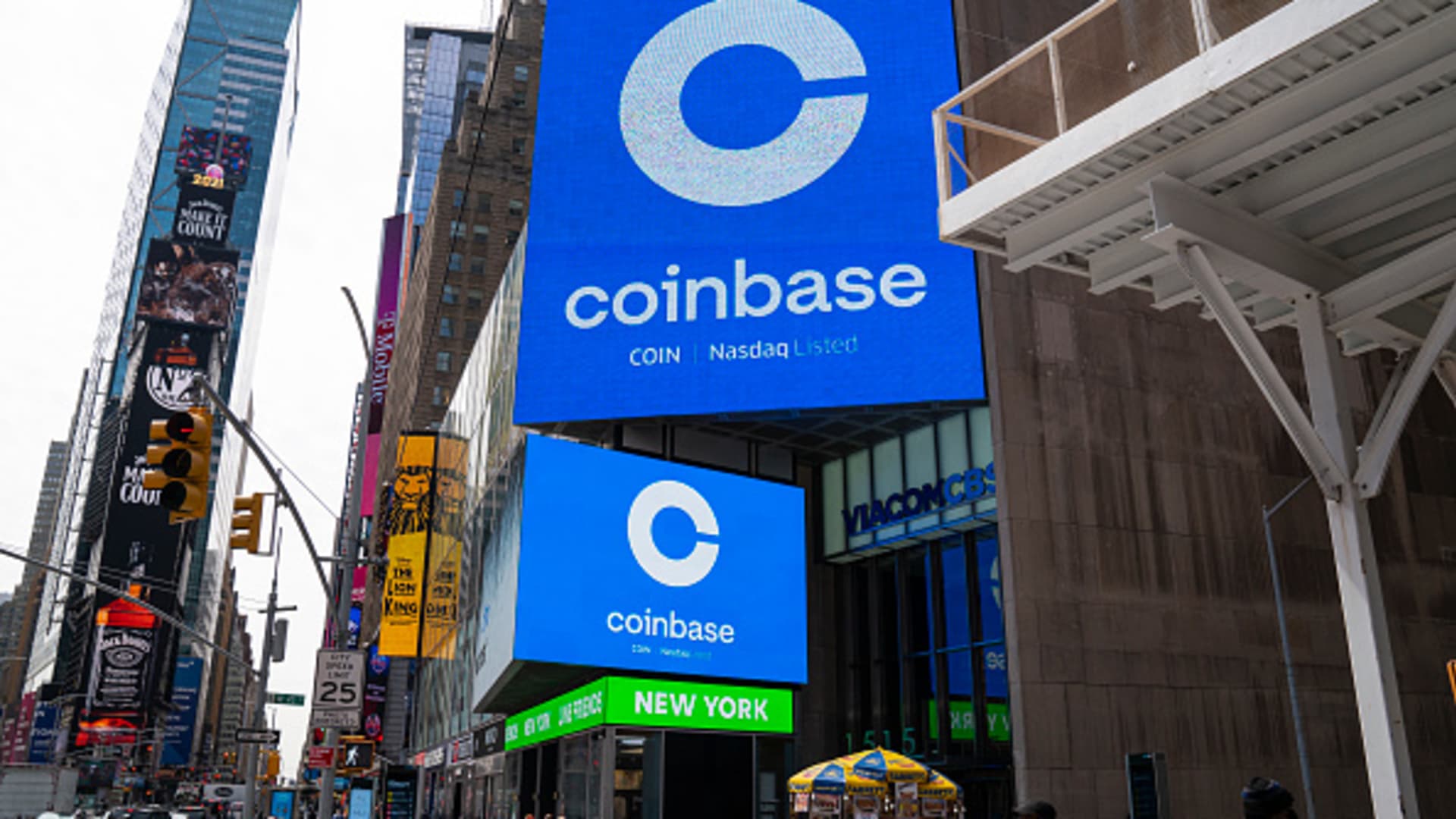 Akcie Coinbase prudce stoupají poté, co se společnost přehoupla do zisku