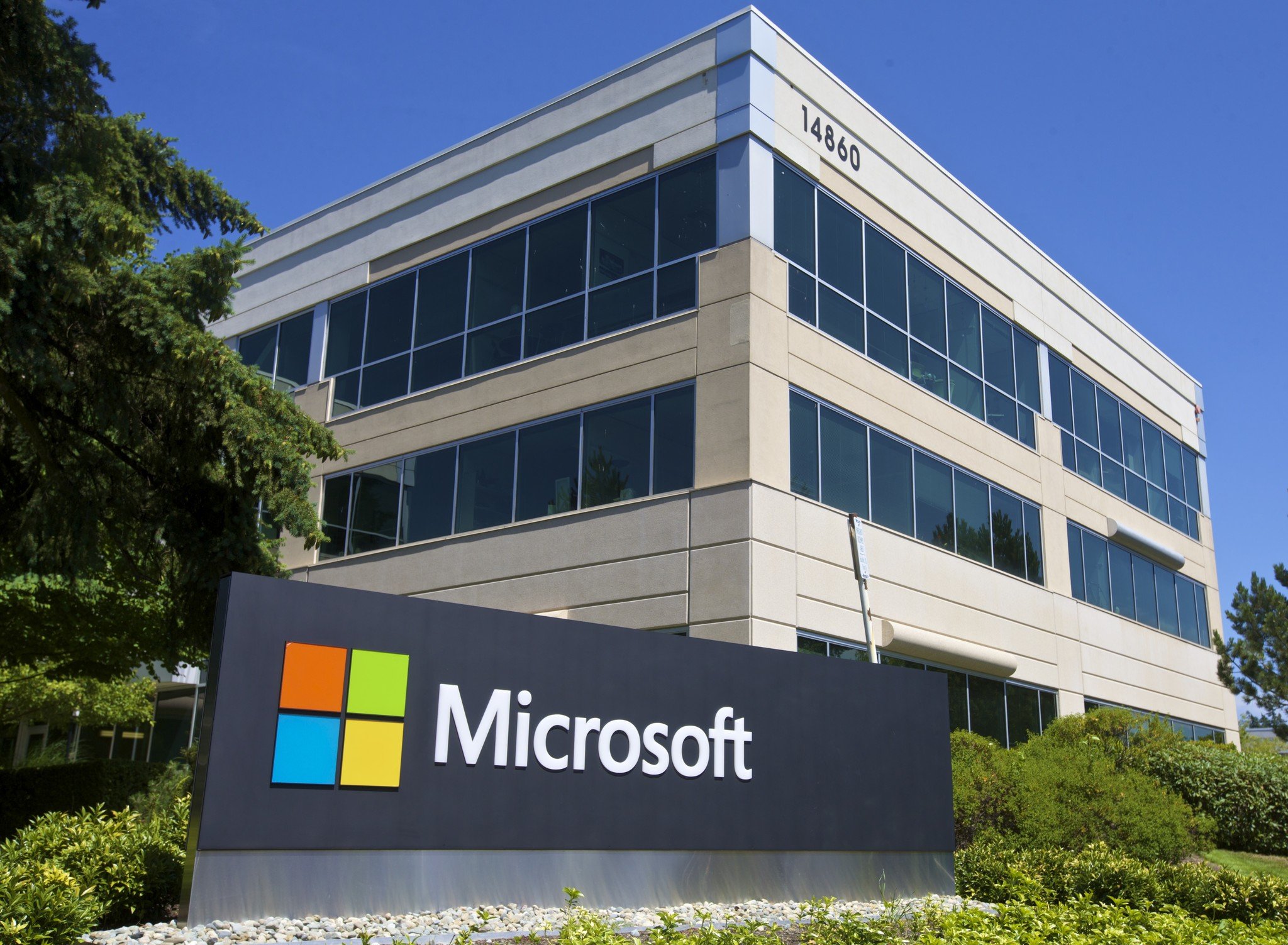 Investiční společnosti hodnotí akcie Microsoft Corp. a L3Harris Technologies