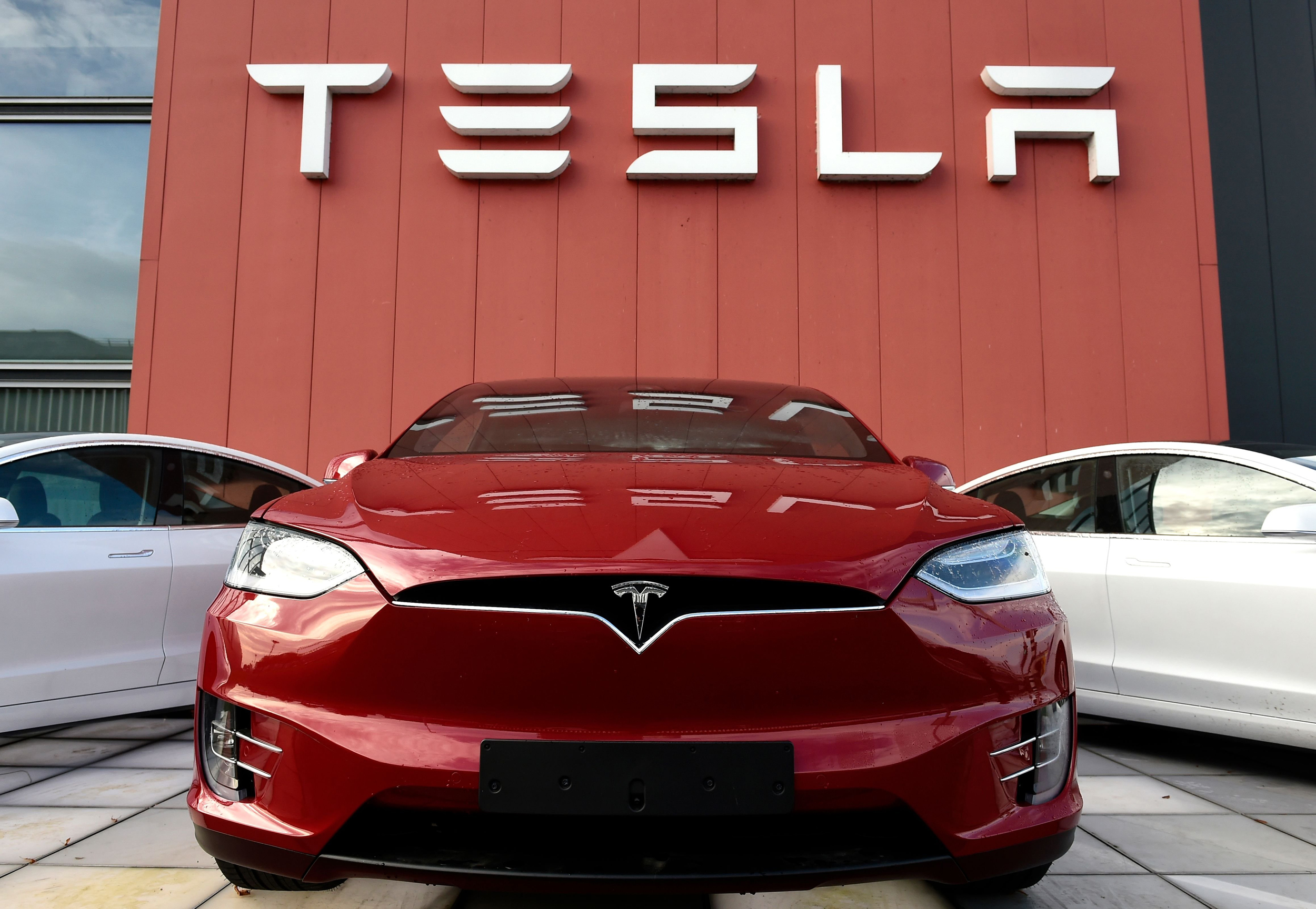 Akcie společnosti Tesla opět klesají. Proč Wall Street najednou akcie nenávidí?