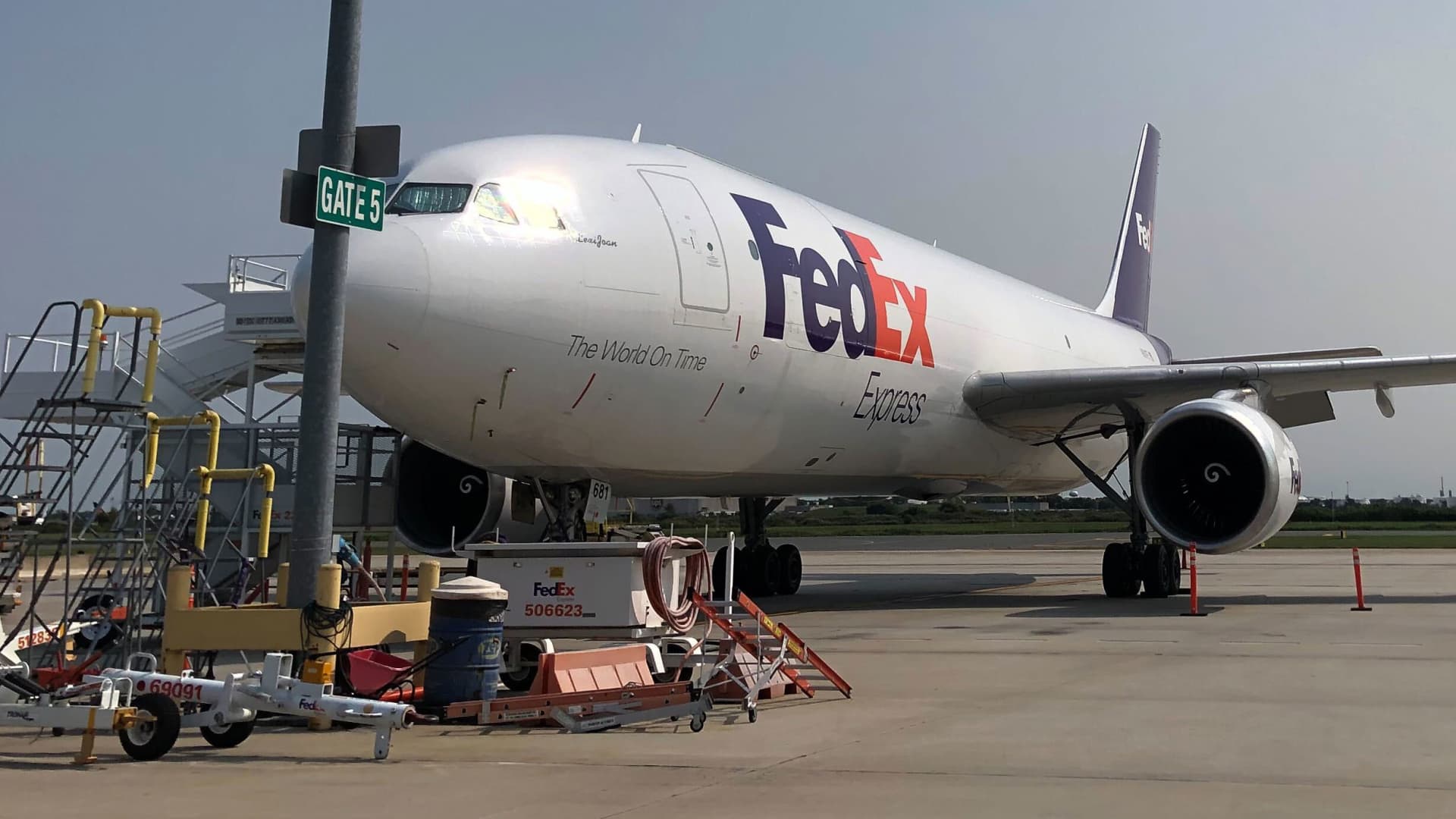 Akcie FedEx klesají po oznámení nižšího zisku