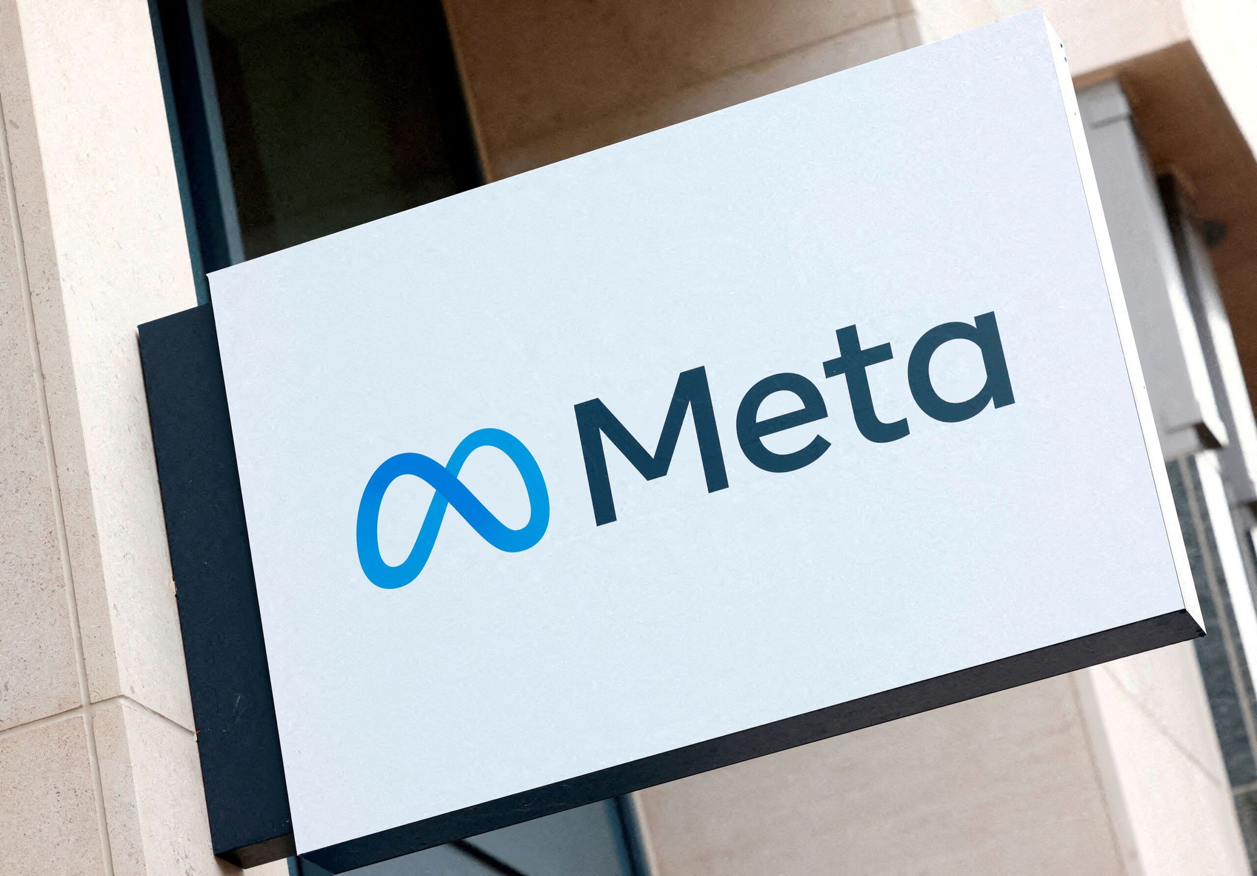 Meta Platforms prolomila pod tuto ostře sledovanou úroveň. Co nyní analytici trhů očekávají