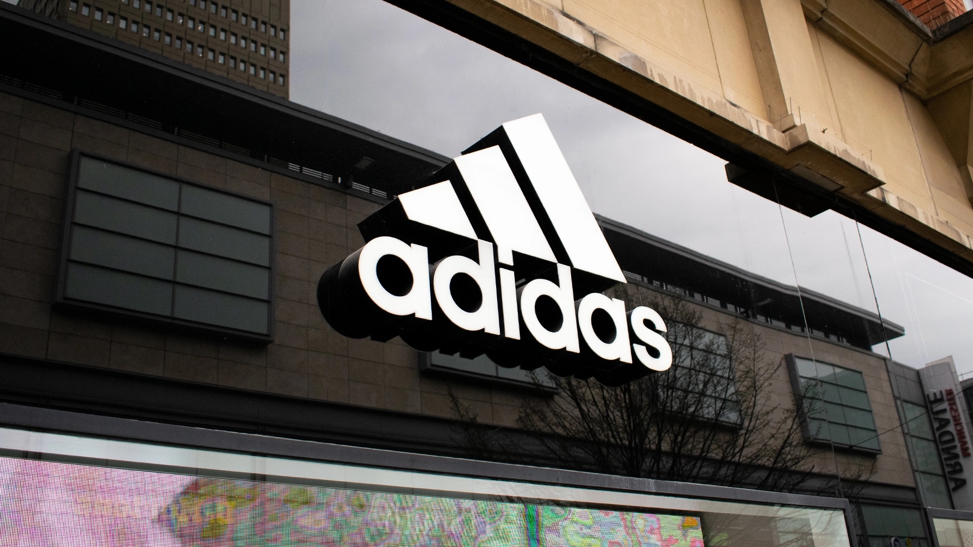 Adidas varuje před první roční ztrátou za tři desetiletí a snižuje dividendu po rozchodu s Ye