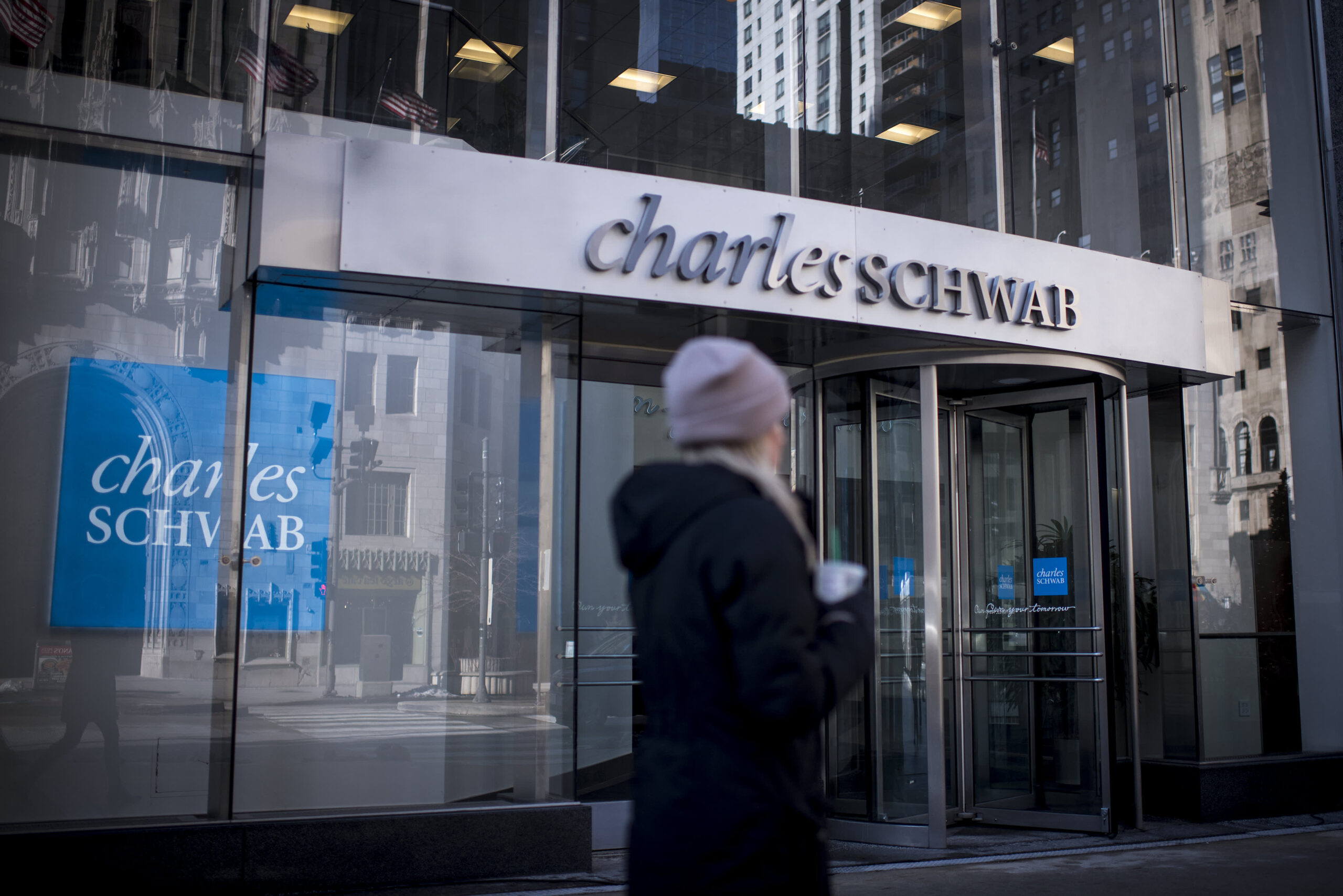 Akcie Charles Schwab klesají uprostřed finančního šílenství – jsou vaše peníze v bezpečí?