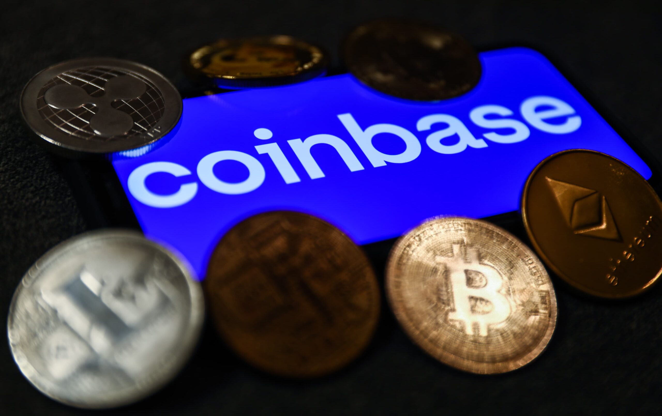 Akcie Coinbase klesají spolu s bitcoinem a etherem