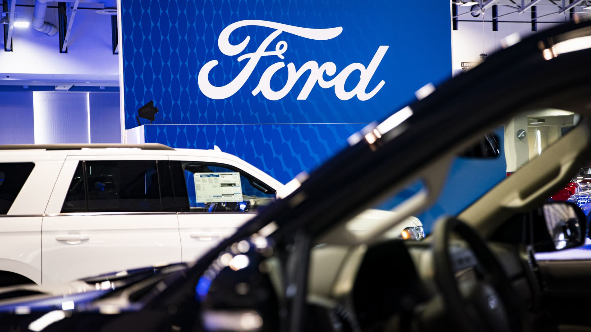 Ford mění způsob vykazování svých financí a dál prohání Teslu