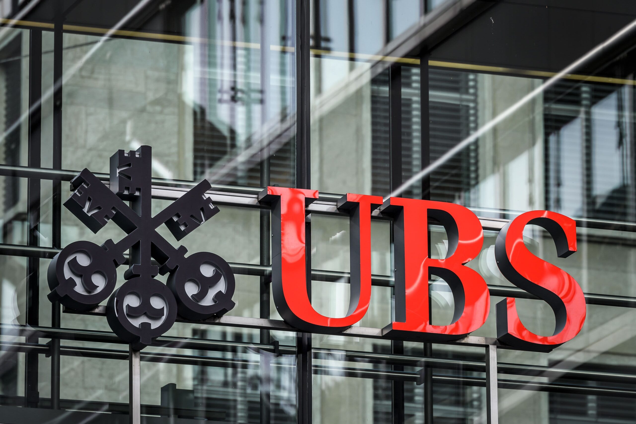 Akcie UBS rostou díky rekordnímu zisku 29 miliard dolarů a postupující integraci Credit Suisse