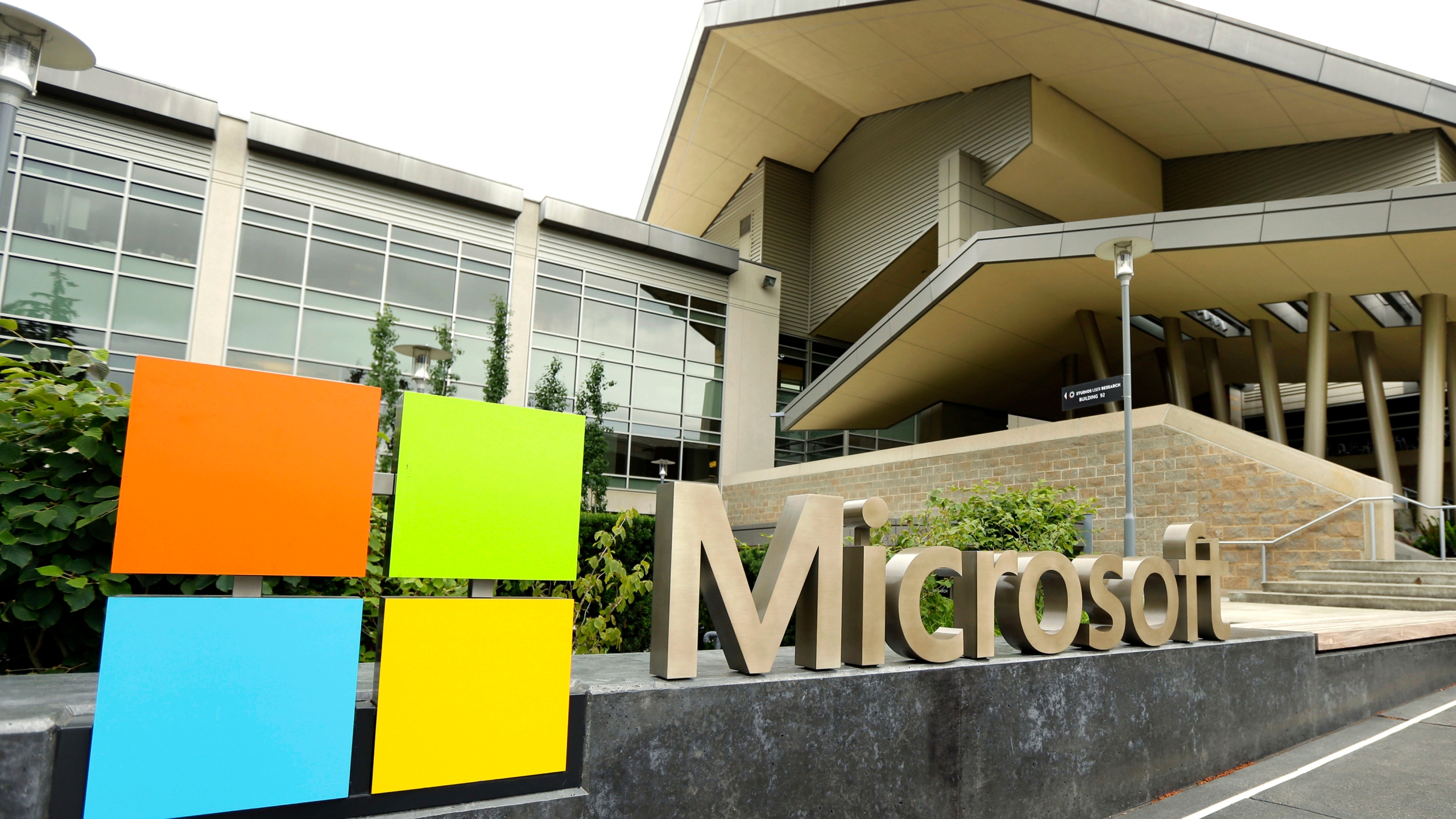 Akcie společnosti Microsoft díky silným ziskům rostou. Cloud opět nabírá na síle