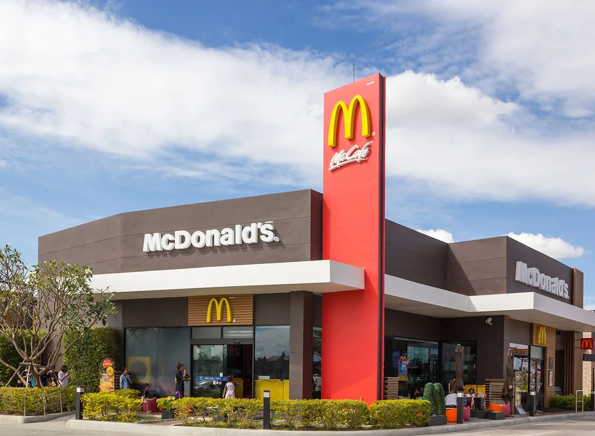 Společnost McDonald’s dočasně uzavírá pobočky v USA a začíná oznamovat zaměstnancům propouštění