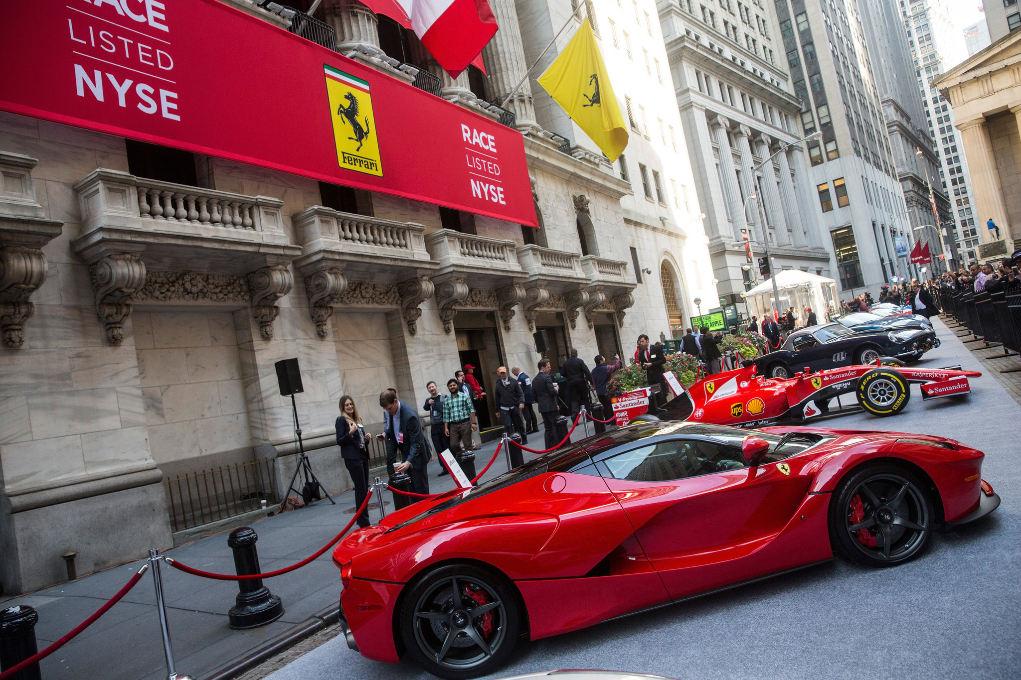 Akcie Ferrari vzdorují propadu v oblasti luxusního zboží