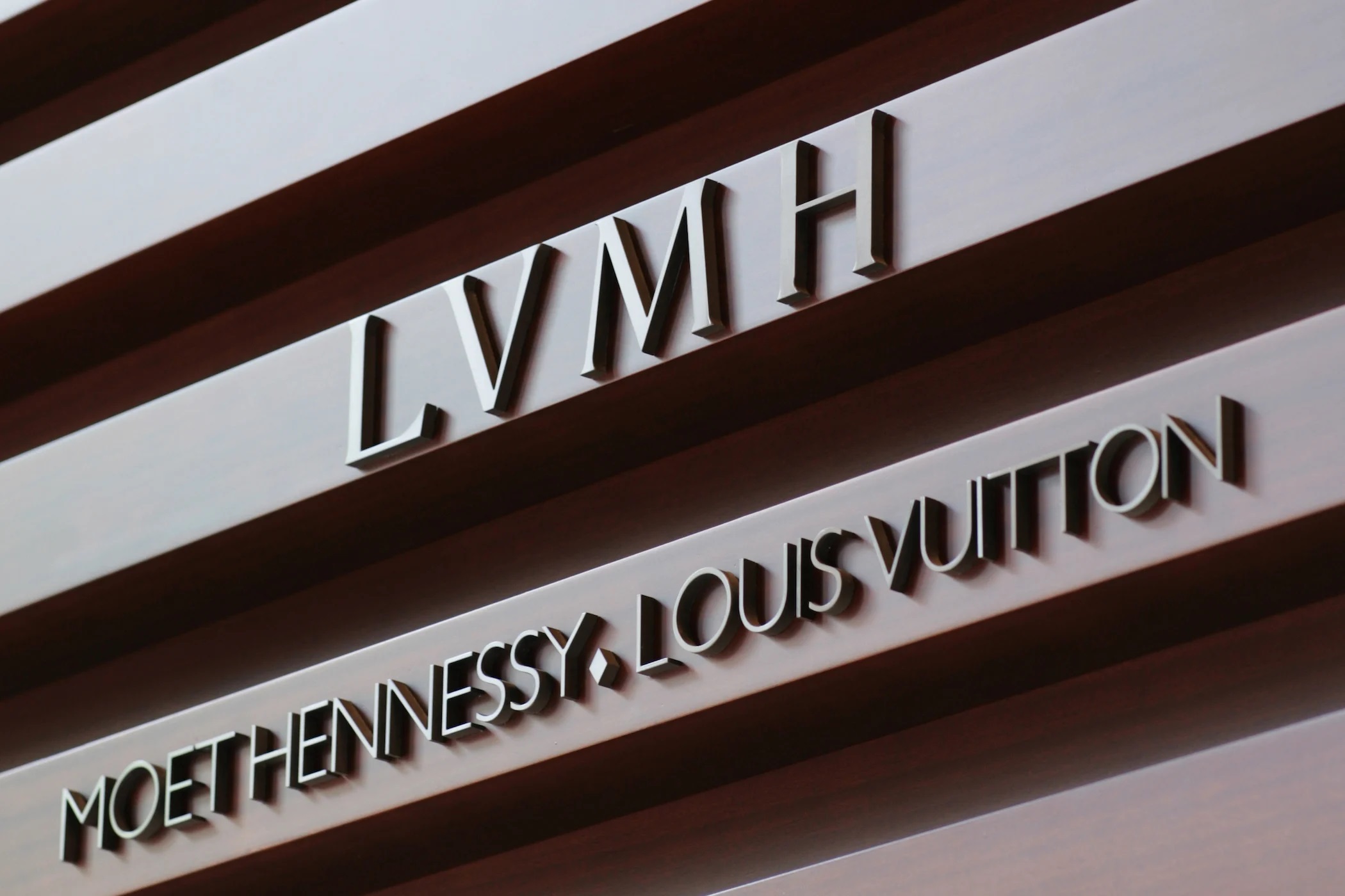 Výroční výsledky společnosti LVMH zpochybňují širší oživení luxusního sektoru