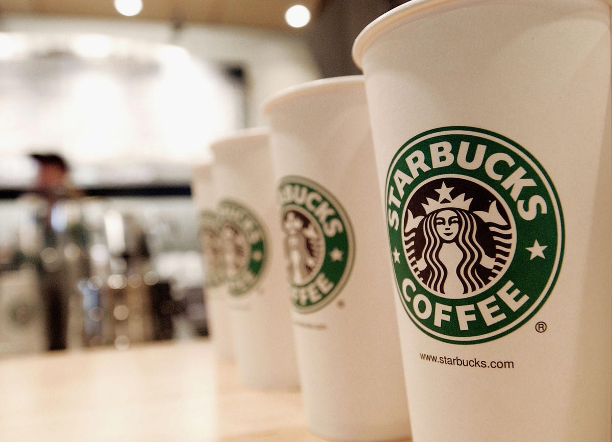 Akcie Starbucks klesají, protože nový generální ředitel se drží prognózy svého předchůdce navzdory lepšímu zisku