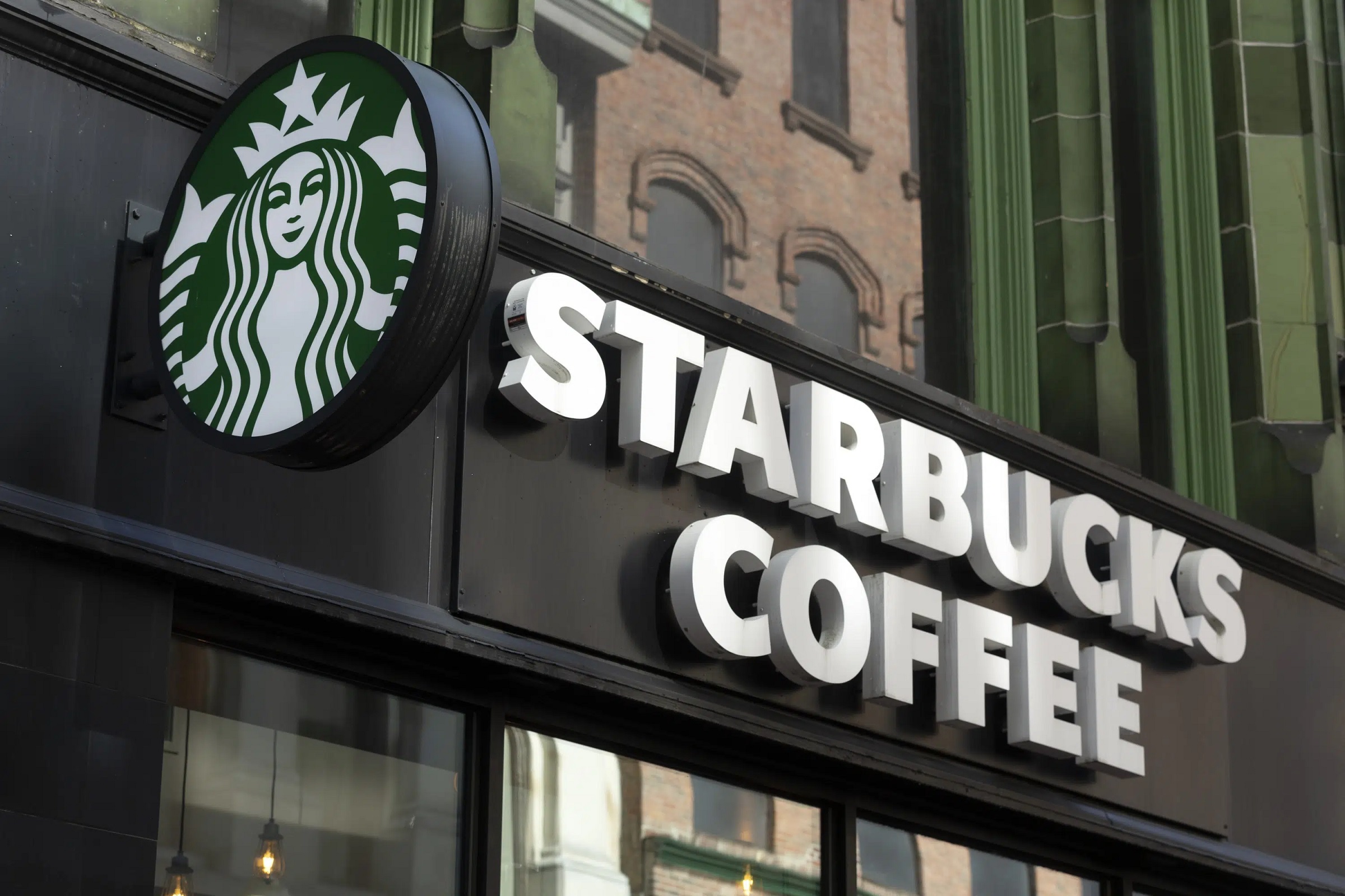 Akcie Starbucks se propadly o 12 %, protože „opatrní“ spotřebitelé a další nepříznivé faktory zasáhly zisk a tržby