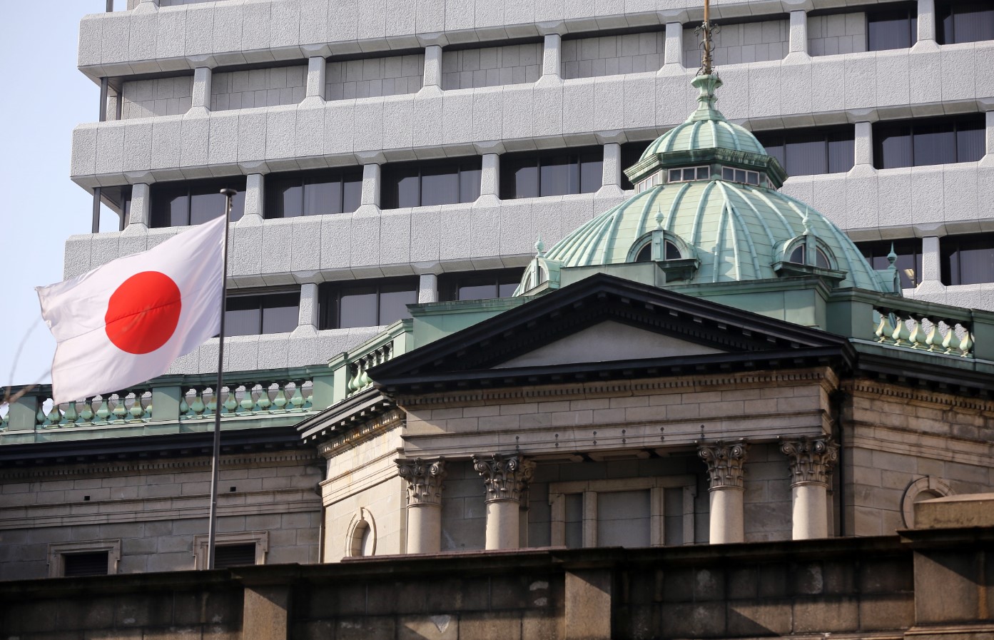 Japonská vláda a centrální banka diskutují o tom, zda se blíží trvalé překonání deflace