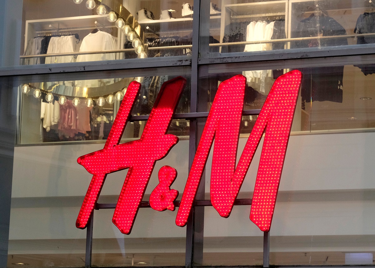 Akcie H&M vyskočily o 17 %, letní kolekce zvýšila zisk