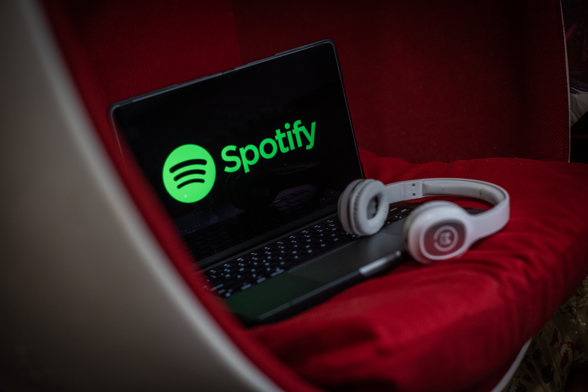 Společnost Redburn Atlantic snížila rating společnosti Spotify, uvádí rizika pro plány na rozšíření audioknih