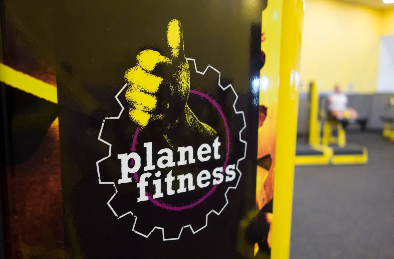 Akcie společnosti Planet Fitness rostou, společnost překonala odhady zisku a tržeb