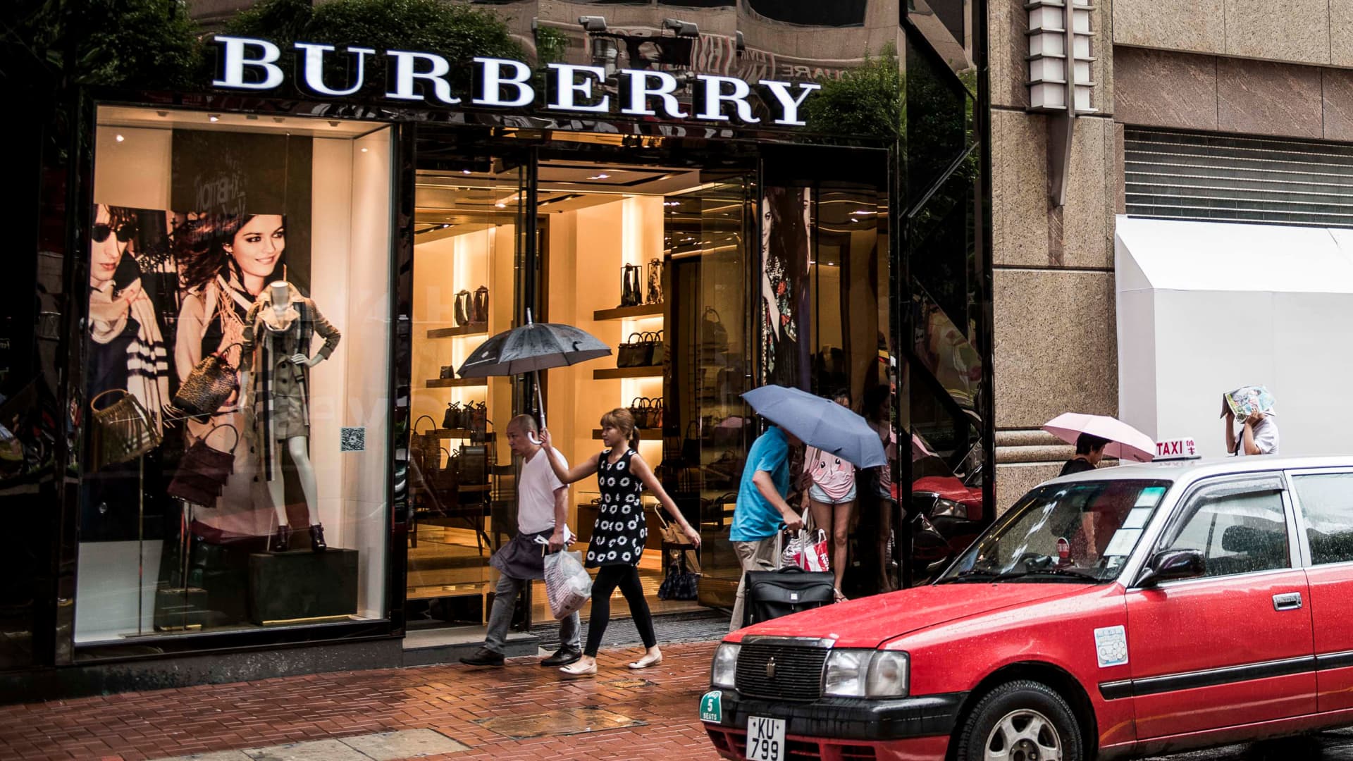 Akcie Burberry klesají, protože kvůli pomalým vánočním prodejům přišlo druhé varování před ziskem za poslední tři měsíce