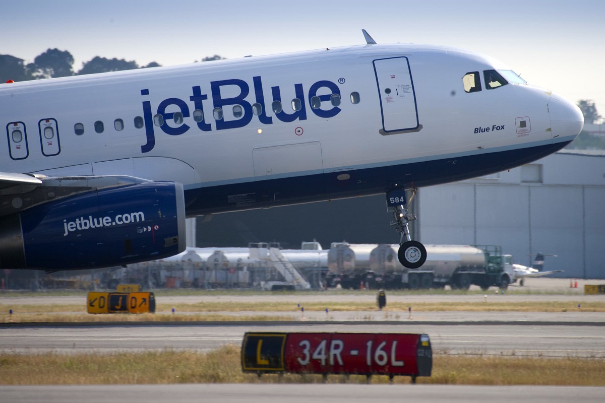 JetBlue Airways se snaží obnovit ziskovost uprostřed právních a finančních překážek