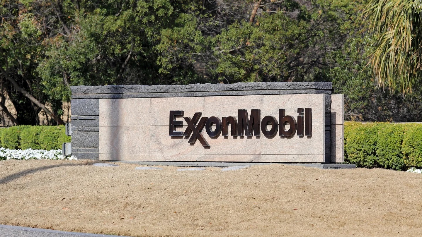 Akcie společnosti Exxon Mobil by mohly zaostávat za svými konkurenty 