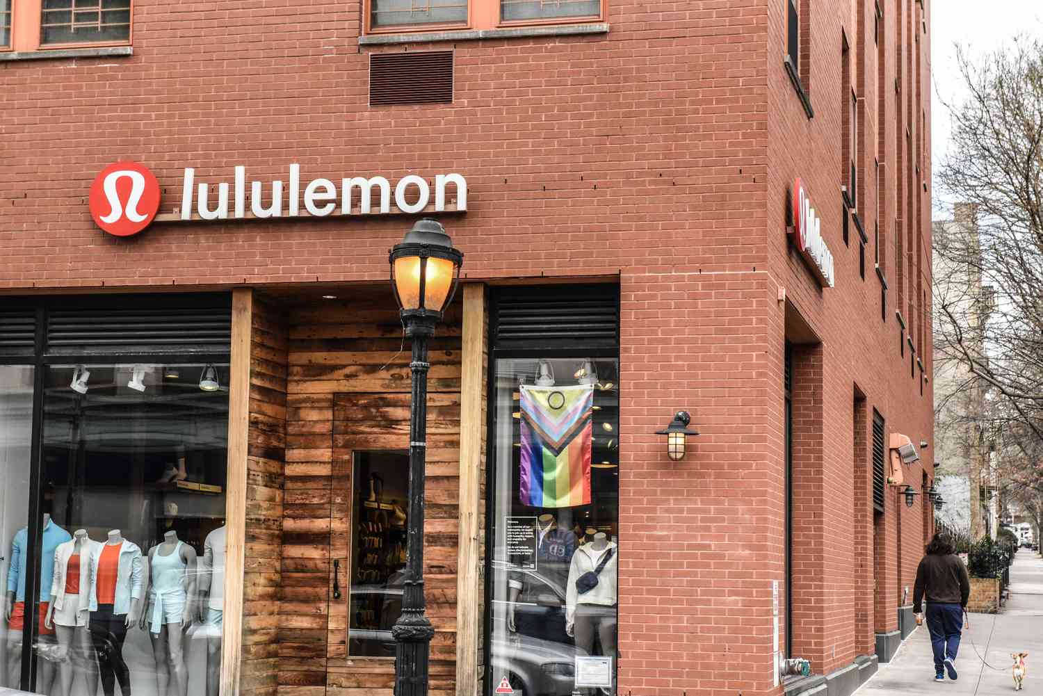 Lululemon Athletica překonává klesající trend zvýšením zpětného odkupu akcií a zvýšením prognózy zisku