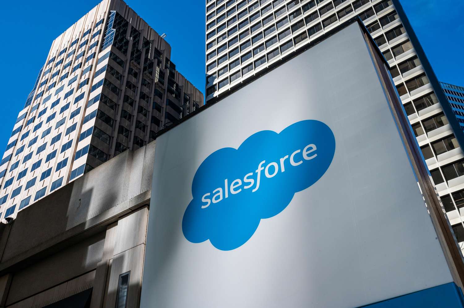 Salesforce roste s výhledem zisku díky omezení nákladů