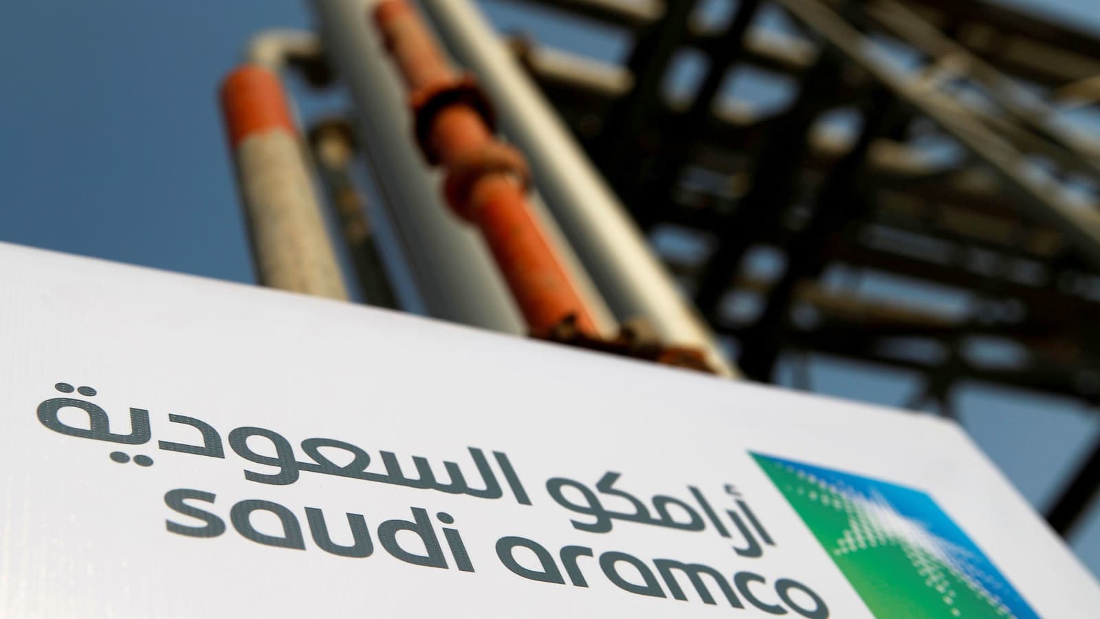 Zisk společnosti Aramco ve druhém čtvrtletí klesl o 3 % kvůli nižší produkci ropy