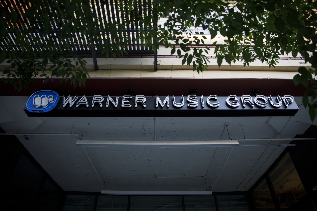 Akcie společnosti Warner Music rostou poté, co zisk odpovídá odhadům 