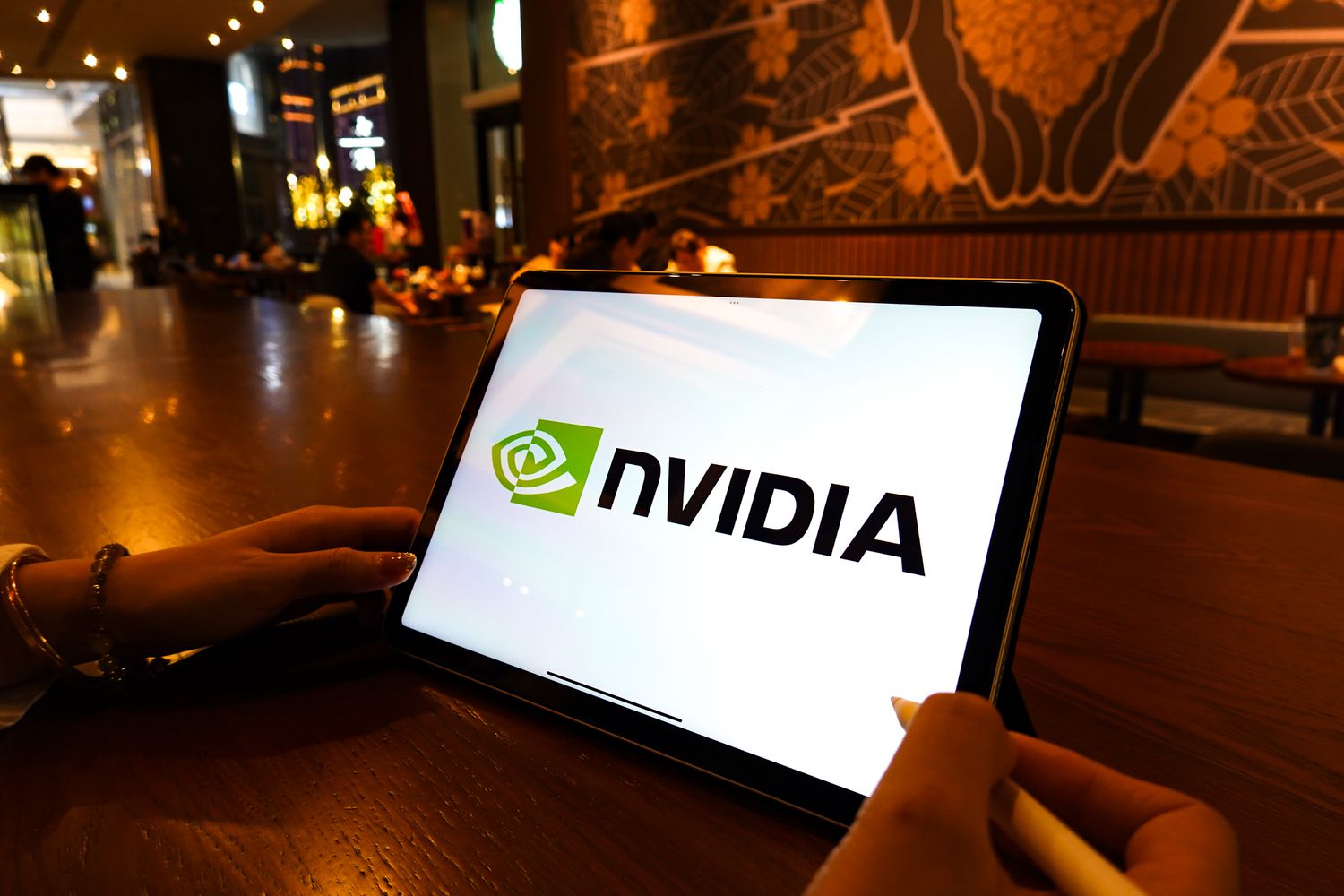 Potenciální omezení vývozu čipů s umělou inteligencí z USA má dopad na akcie společností Nvidia a AMD