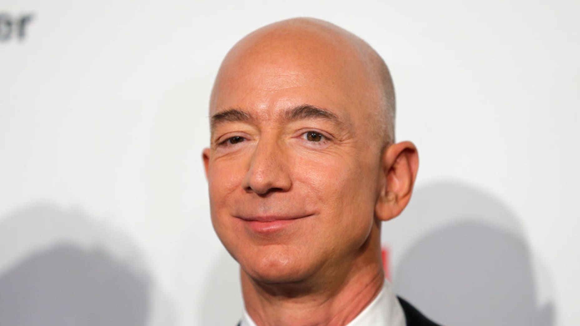 Jeff Bezos pokračuje v obchodování s akciemi Amazonu v rámci předem naplánované strategie