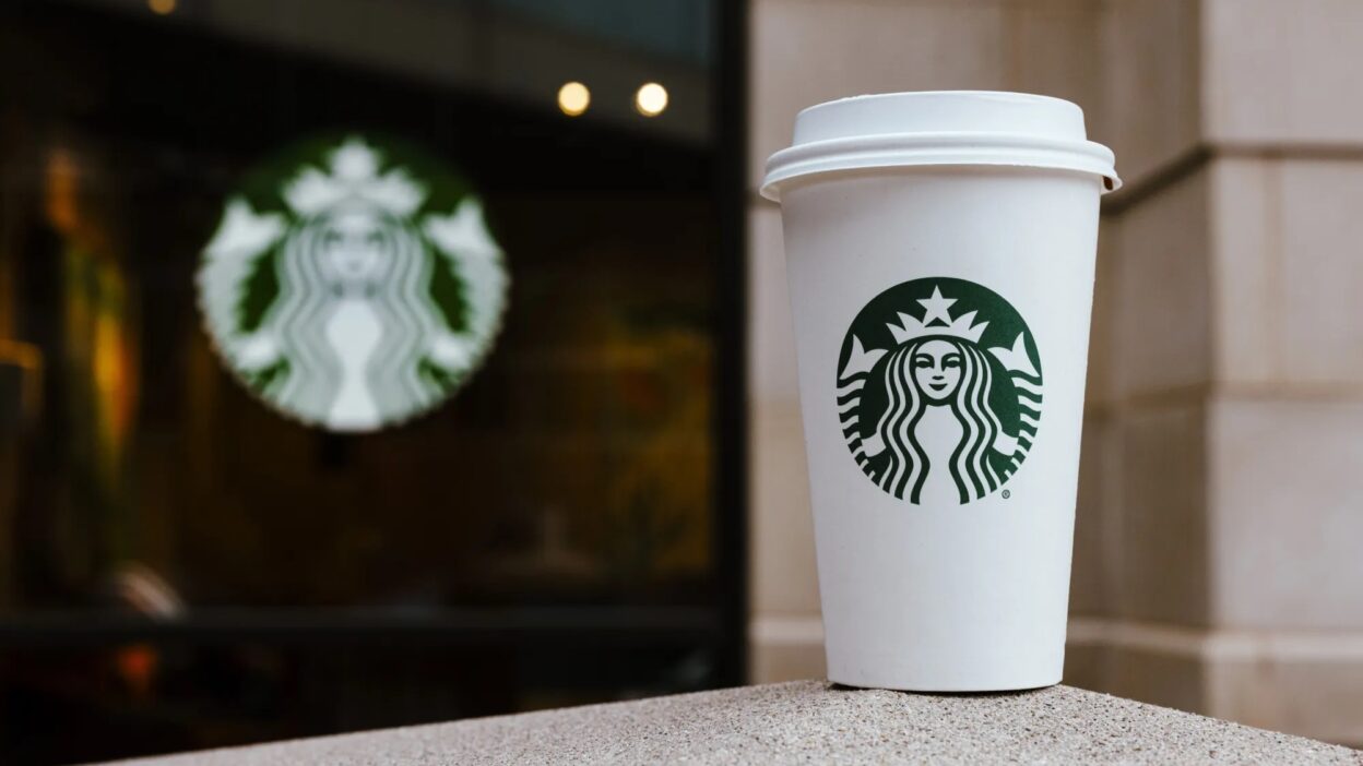 Restaurace se zotavují, ale Starbucks a McDonald’s mají stále co dělat