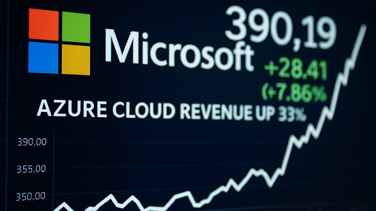 Akcie Microsoftu po překonání zisku rostou. Jeho Azure Cloud vzrostl o 33 %