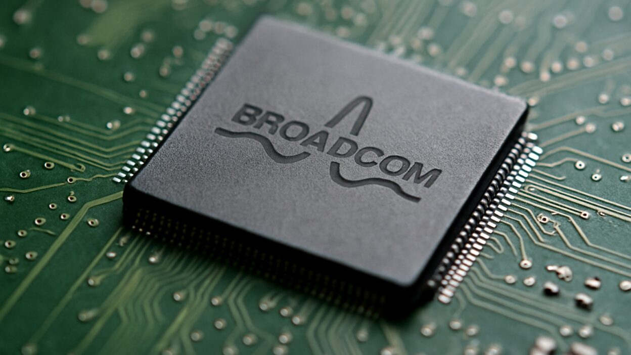 Broadcom míří výš: Zakázkové čipy, VMware a expanze klientů jako pilíře růstu