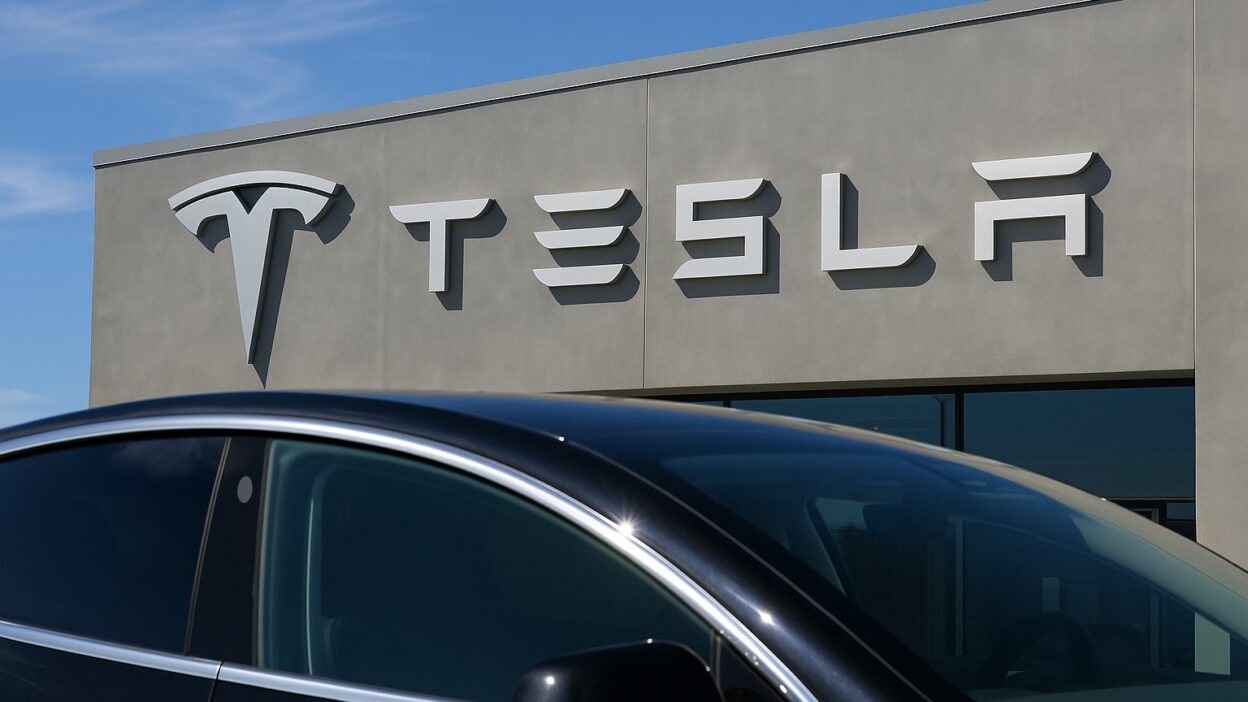 Tesla posiluje navzdory varování. Usmíření Muska s Trumpem uklidnilo investory