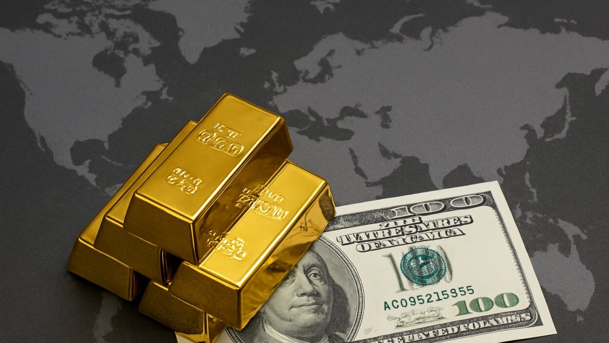 Zlato oslabuje před klíčovými daty z trhu práce, dolar posiluje