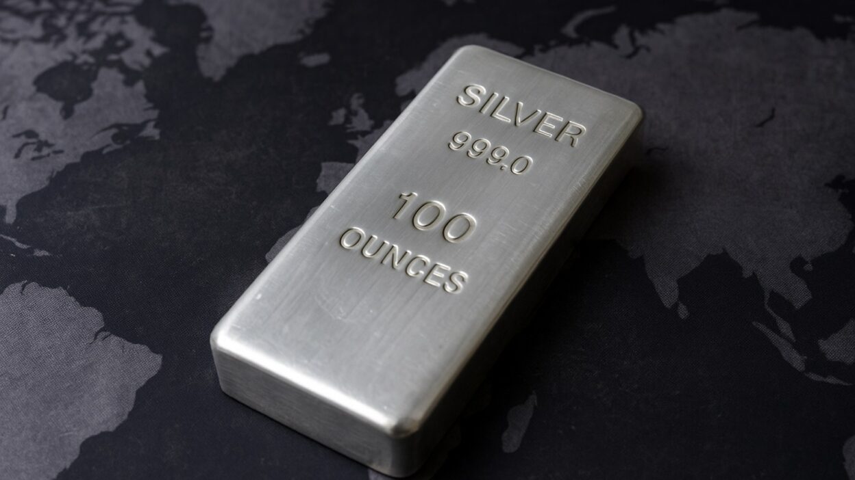 Stříbro ustupuje z rekordního maxima, trh sleduje signály přehřátí