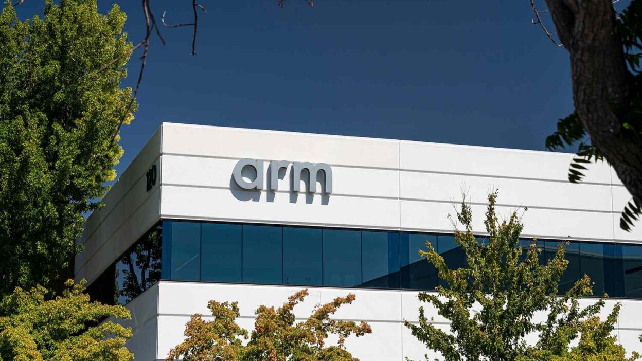 Akcie Arm vyskočily o 15 % po představení AI čipu pro datová centra