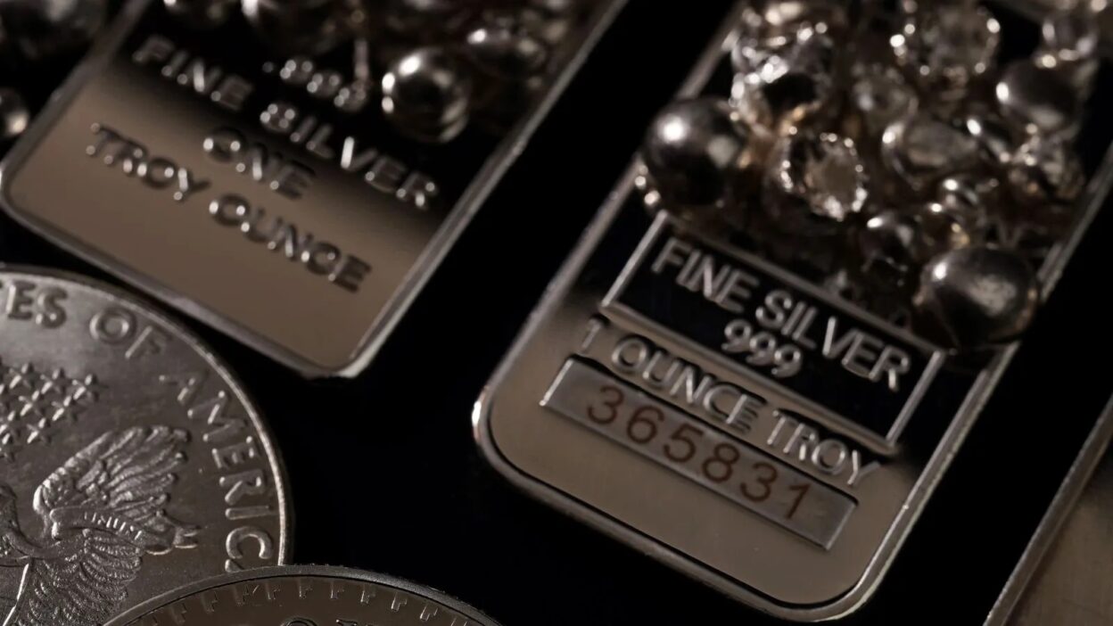 Stříbro překonává 60 USD díky spekulacím, napětí na trhu dále roste