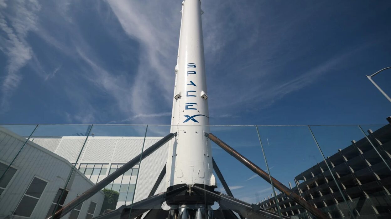 SpaceX míří na burzu s valuací až 2 biliony dolarů